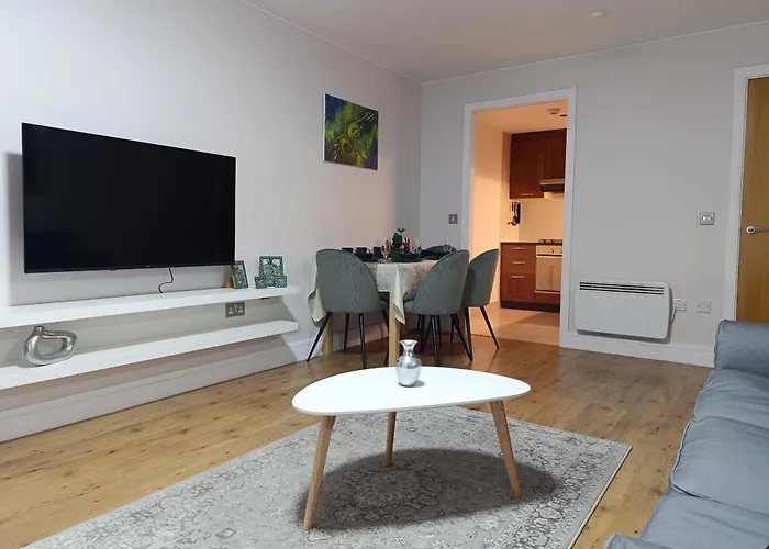 Docklands Waterfront Luxury Апартаменты *