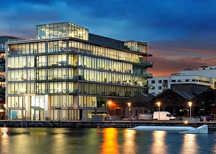 Docklands Waterfront Luxury Апартаменты *